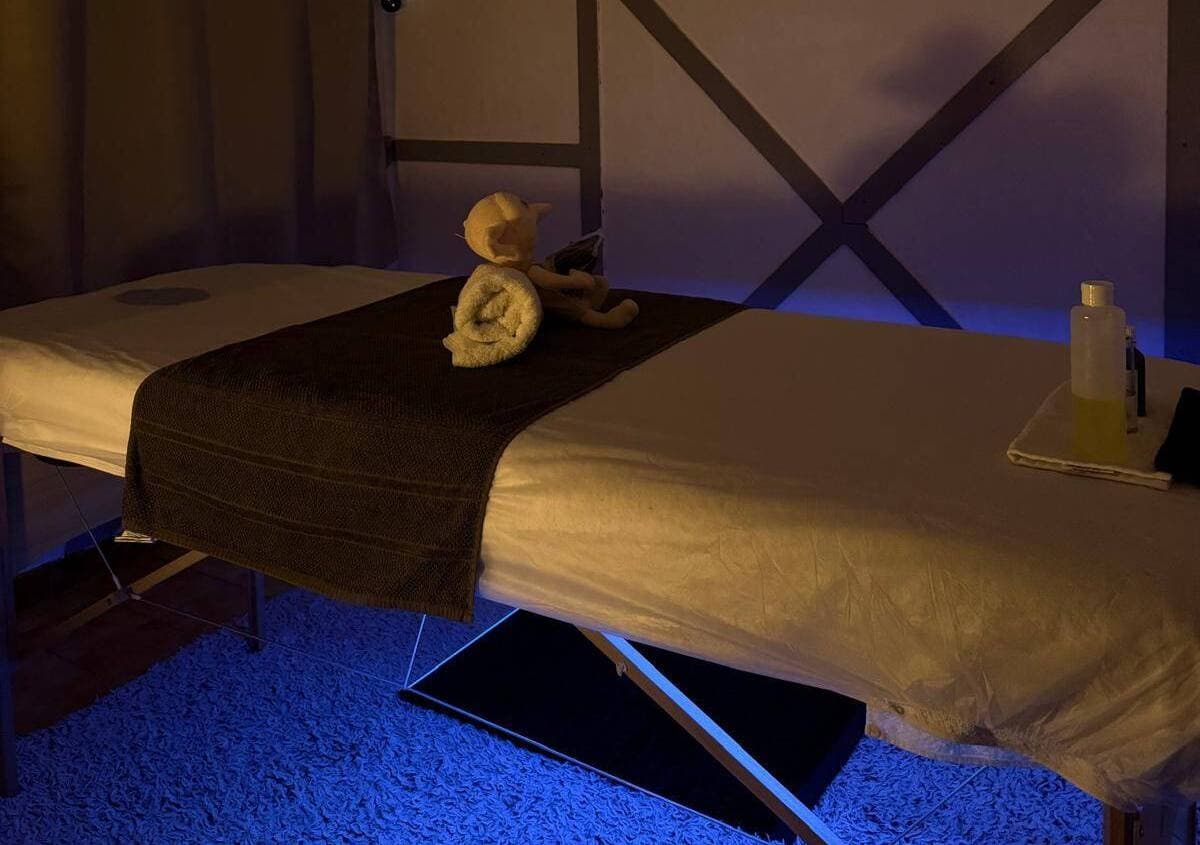 Espace de massage professionnel pour hommes, ambiance apaisante et chaleureuse au Rituel d'Éole à Narbonne